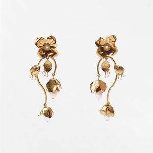 Brand new Pearl flowers earrings, gold color.